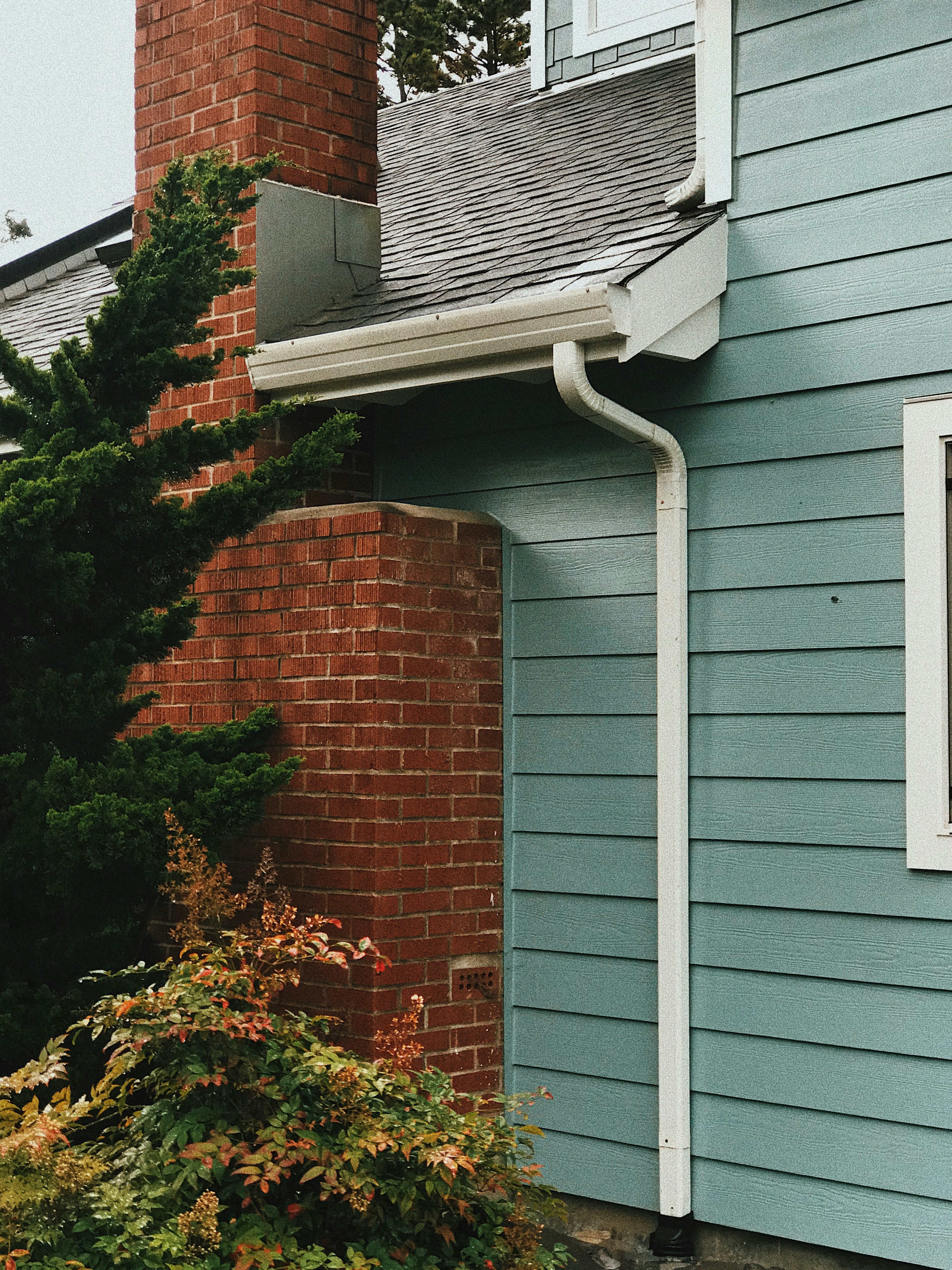 Seamless aluminum gutter installation in Minnetonka, MN